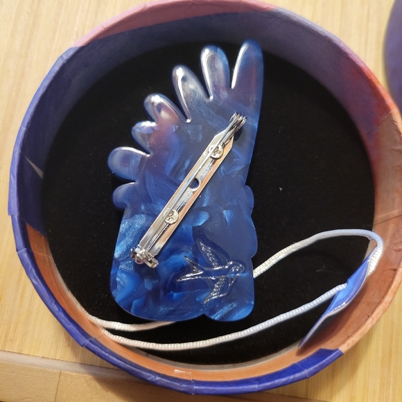 Erstwilder Pete Cromer The Rare Red-Tailed Cockatoo Brooch - Picture 2 of 2